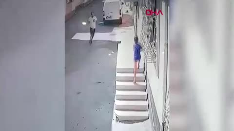 Një burrë në Turqi ndjek një fëmijë 7-vjeçar, e ngre peshë dhe e hedh nga një lartësi