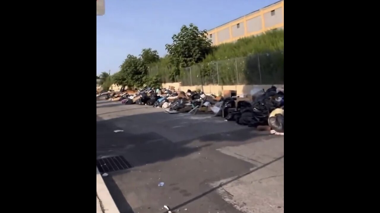 PILES OF GARBAGE🚮🏪🚯📸COVERS STREETS IN PHILADELPHIA🏢🗑️🚷💫