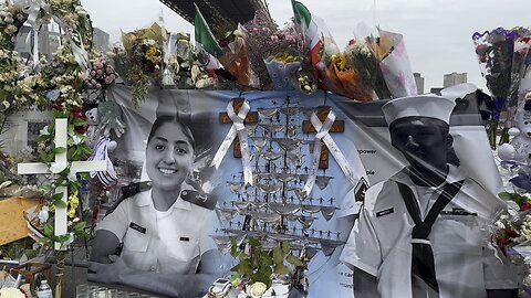Flores y mensajes de amor a los cadetes caídos del Buque Cuauhtémoc