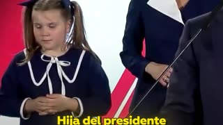 La hija del futuro líder polaco se roba el ‘show’ durante discurso de su padre