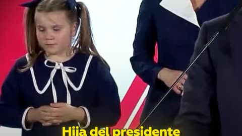 La hija del futuro líder polaco se roba el ‘show’ durante discurso de su padre