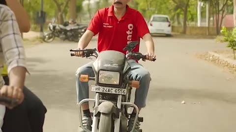 The girl asked the delivery man for help.