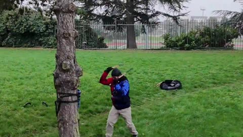 Comme Thor, frappe avec courage, avance avec honneur, et laisse le tonnerre annoncer ta victoire.