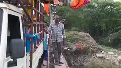 Incredible: Wrong way of Ganpati Visarjan - Ganpati Visarjan #ganpati #Ganesh ni