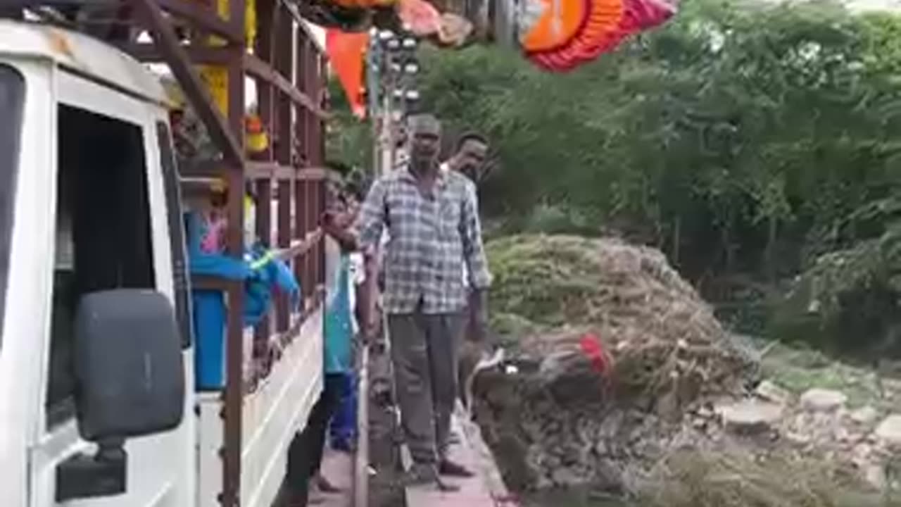 Incredible: Wrong way of Ganpati Visarjan - Ganpati Visarjan #ganpati #Ganesh ni