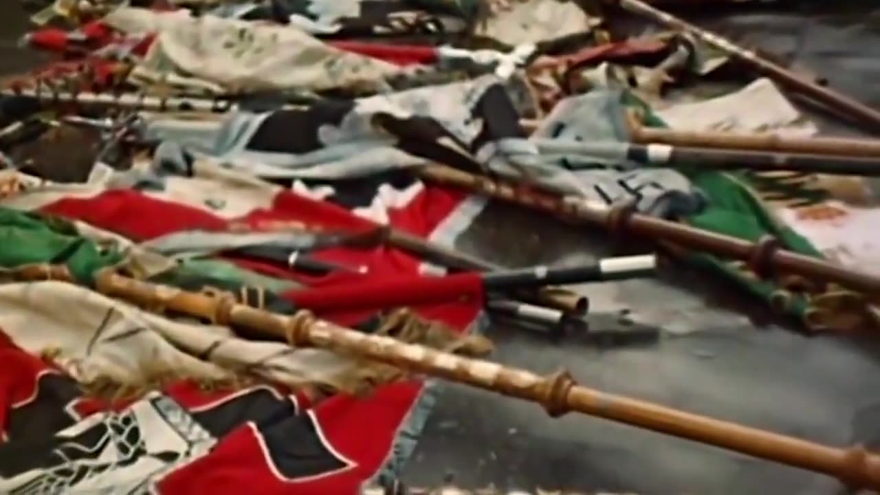 Nacistické zástavy hádzané k úpätiu mauzólea - 1945