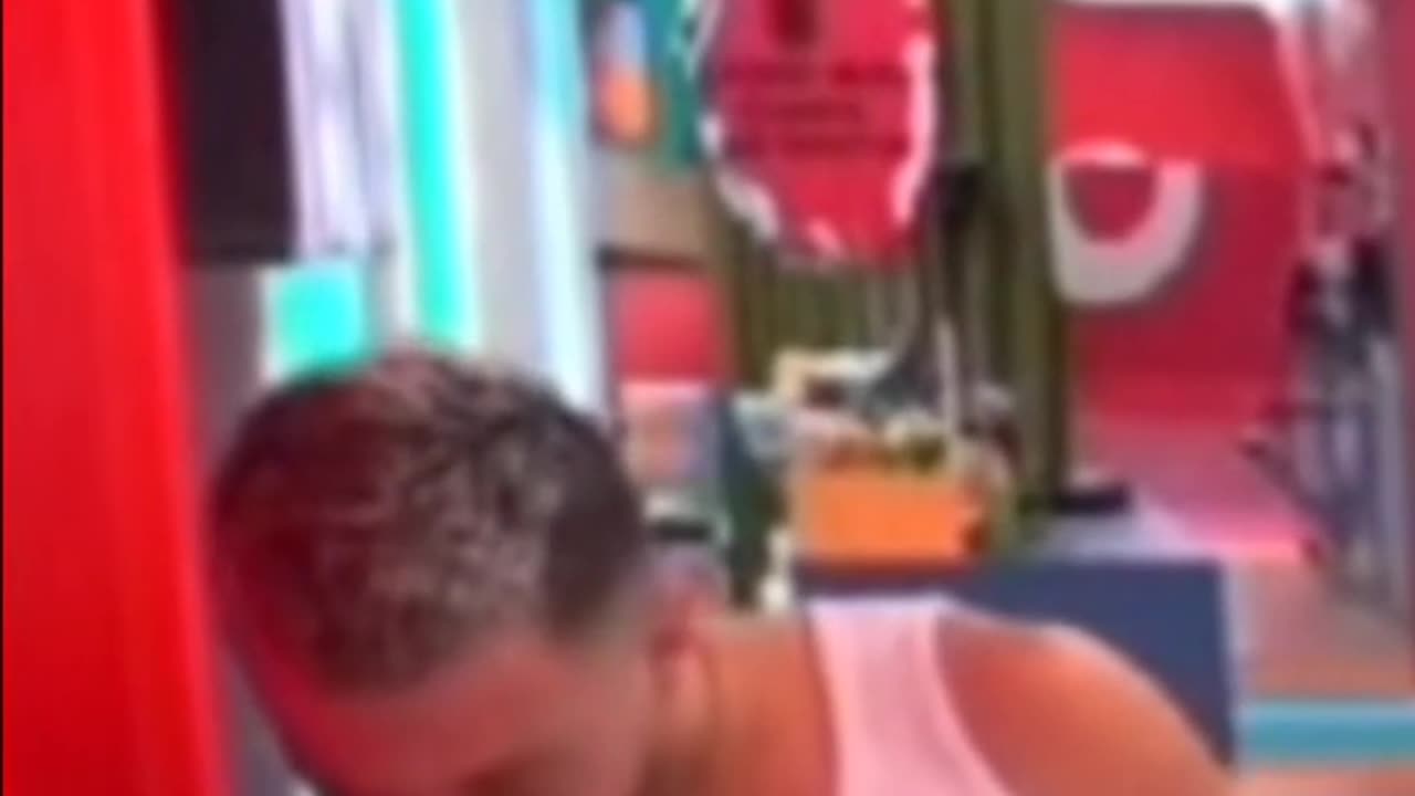 Egli flet në Dhomën e Rrëfimit, Gjesti e përgjon, ja si reagon pasi ajo del