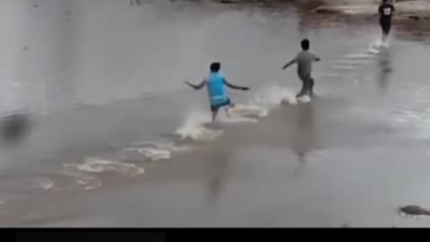 "पानी से मज़ाक करना पड़ा भारी!" 🔹 देखिए कैसे मस्ती ने बदल दी सजा में! 🔹 !