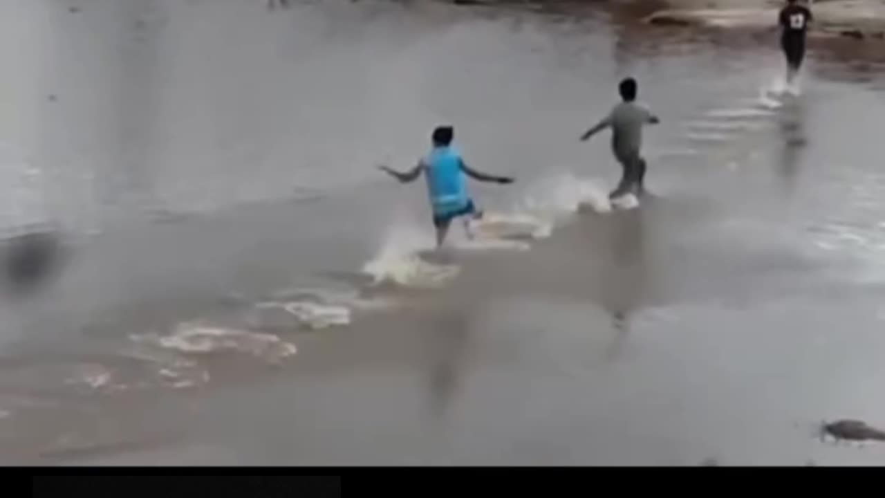 "पानी से मज़ाक करना पड़ा भारी!" 🔹 देखिए कैसे मस्ती ने बदल दी सजा में! 🔹 !
