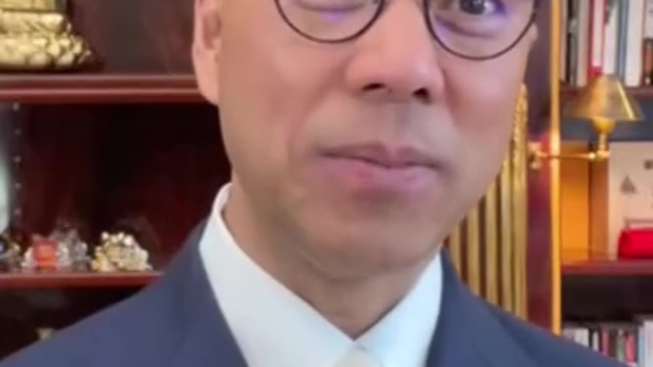 20220701文贵先生GETTR¹: #圣城香港, #习死皇皇帝新衣:香港九龙站第三层是抓香港人回大陆,下了第3层被视为已经在大陆。香港的价值就是自由发声,有人发声吗?