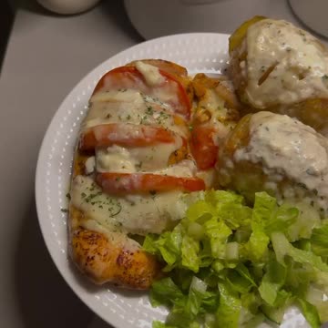 Let’s Cook Dinner | Baked Chicken & Potatoes with Creamy White Sauce!