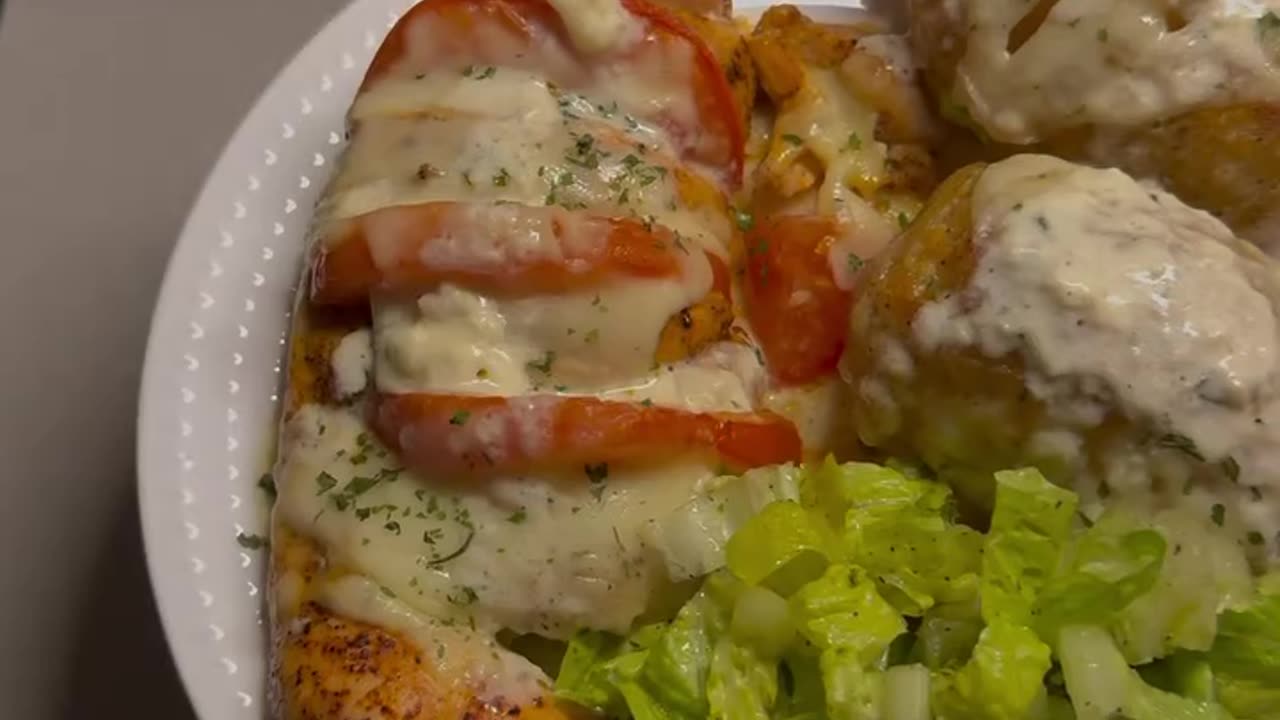 Let’s Cook Dinner | Baked Chicken & Potatoes with Creamy White Sauce!