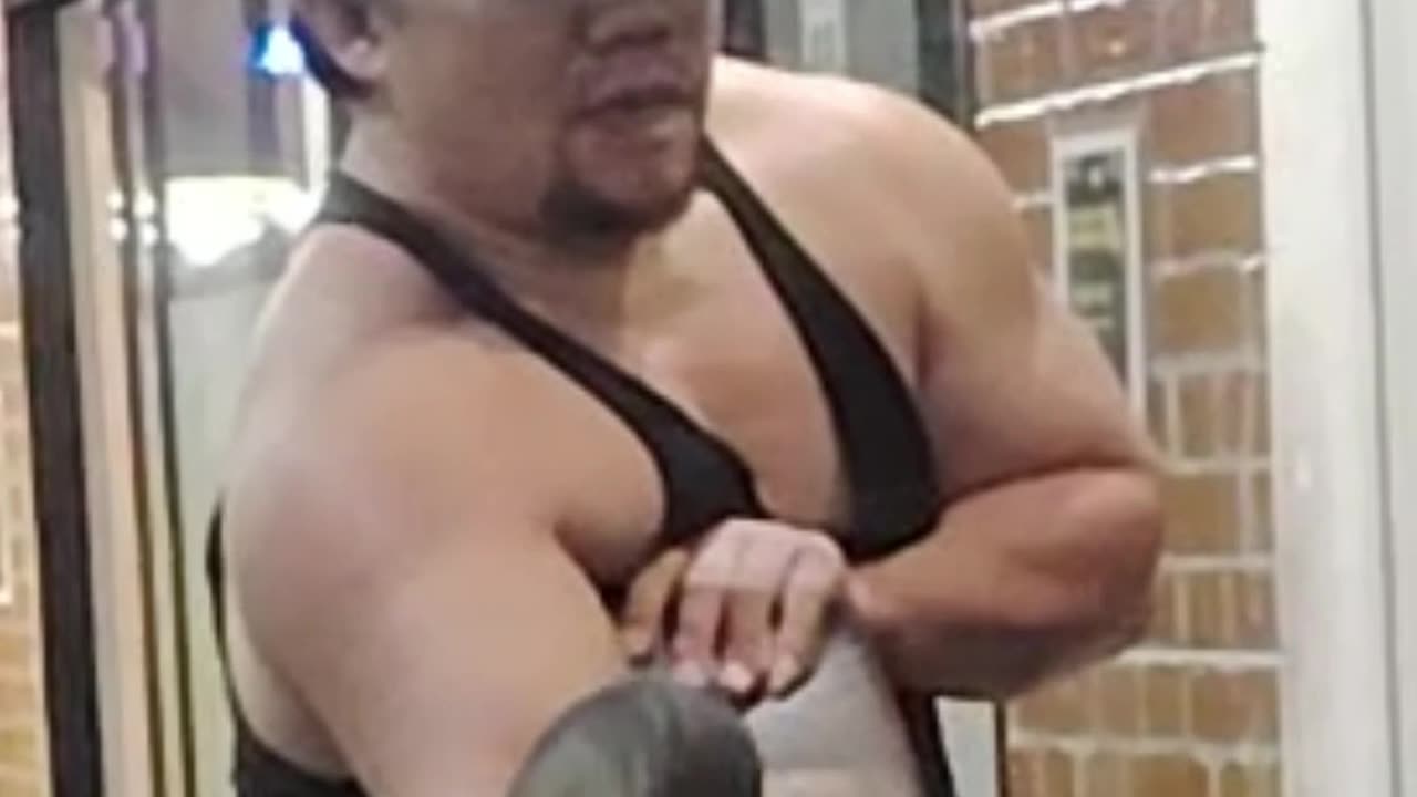 one arm dumbbell preacher curl