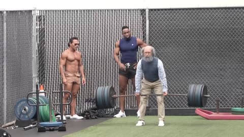 An elderly man who lifts weights in Muscle Beach