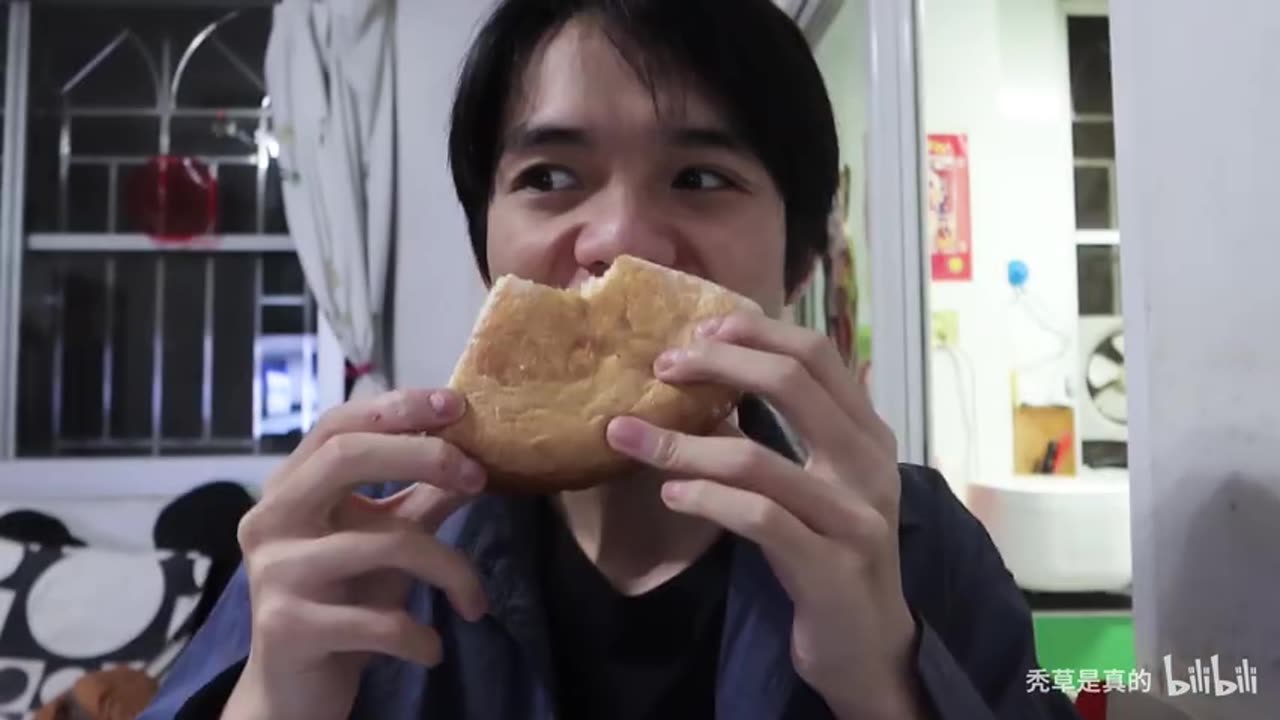 “Genuine Leather Sofa… Bread?! The Most Realistic Bakery Creation Ever!”