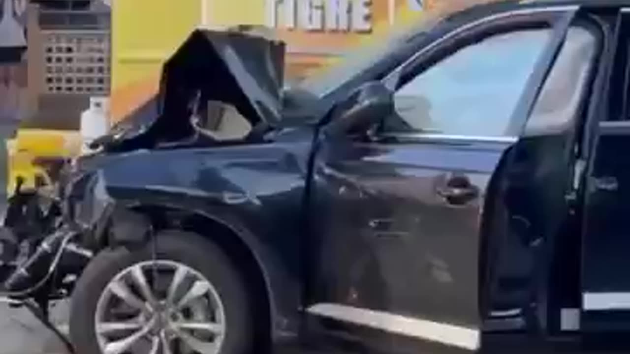 Video of the SUV that drove into the crowd of people in #Vancouver