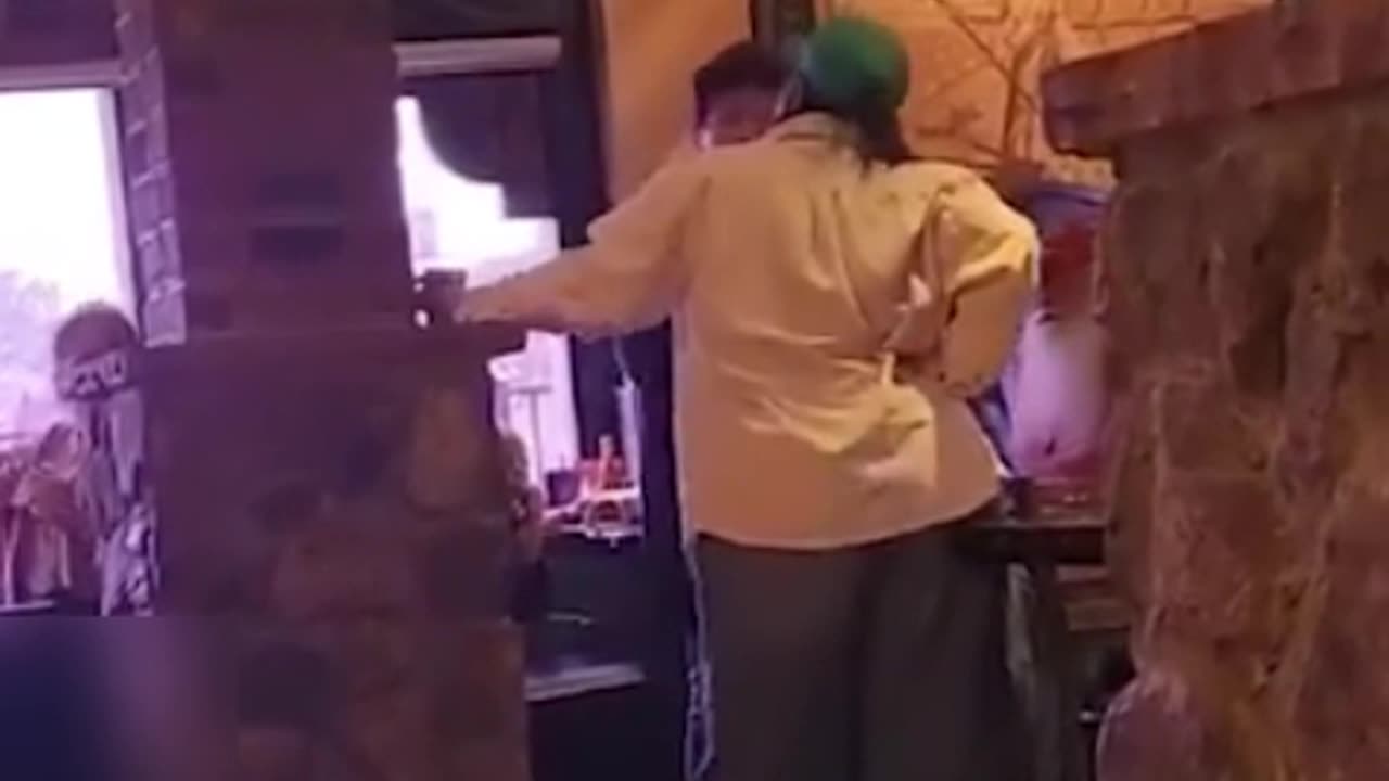 Woman loses control in restaurant after seeing a MAGA hat: intolerance to freedom of speech