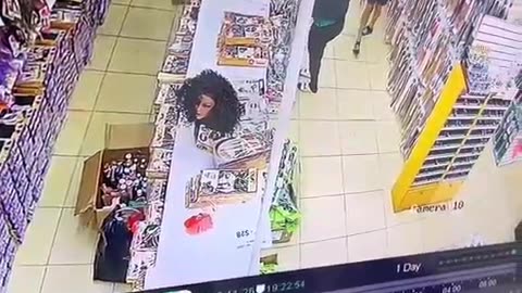 Atlanta Braider Shared A Shocking Video Showing A Hair Supply Store Employee Caught Trying To Steal