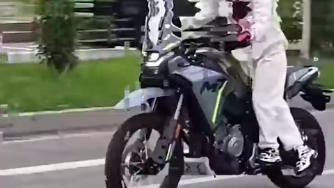 다리 짧은 사람은 오토바이 어떻게 타나? (Short legged women riding motorcycles)