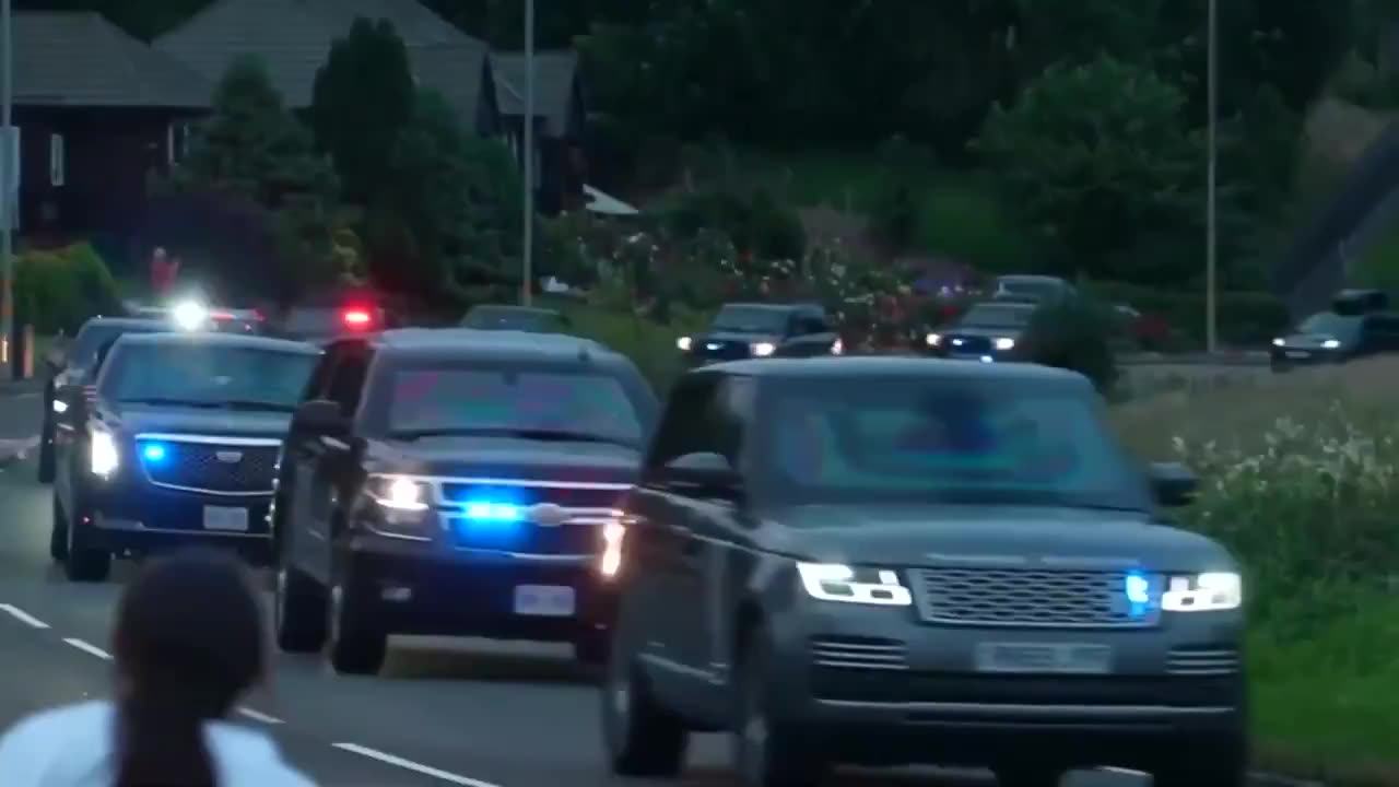 🚨🔥President Trump waves to a few lucky spectators as his motorcade passes by in Scotland 🇺🇸🏴