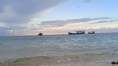 Relaxing Beach Vibes: Peaceful Ocean View