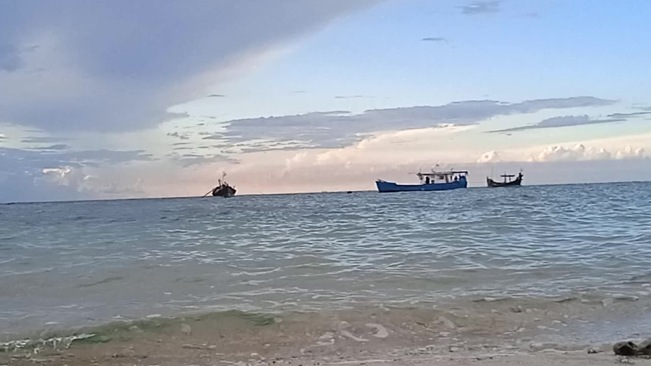 Relaxing Beach Vibes: Peaceful Ocean View