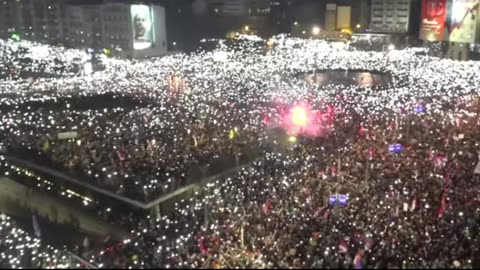 Drita dhe flakadanë, “ndizet” qendra e Beogradit nga mbi 100 mijë protestue