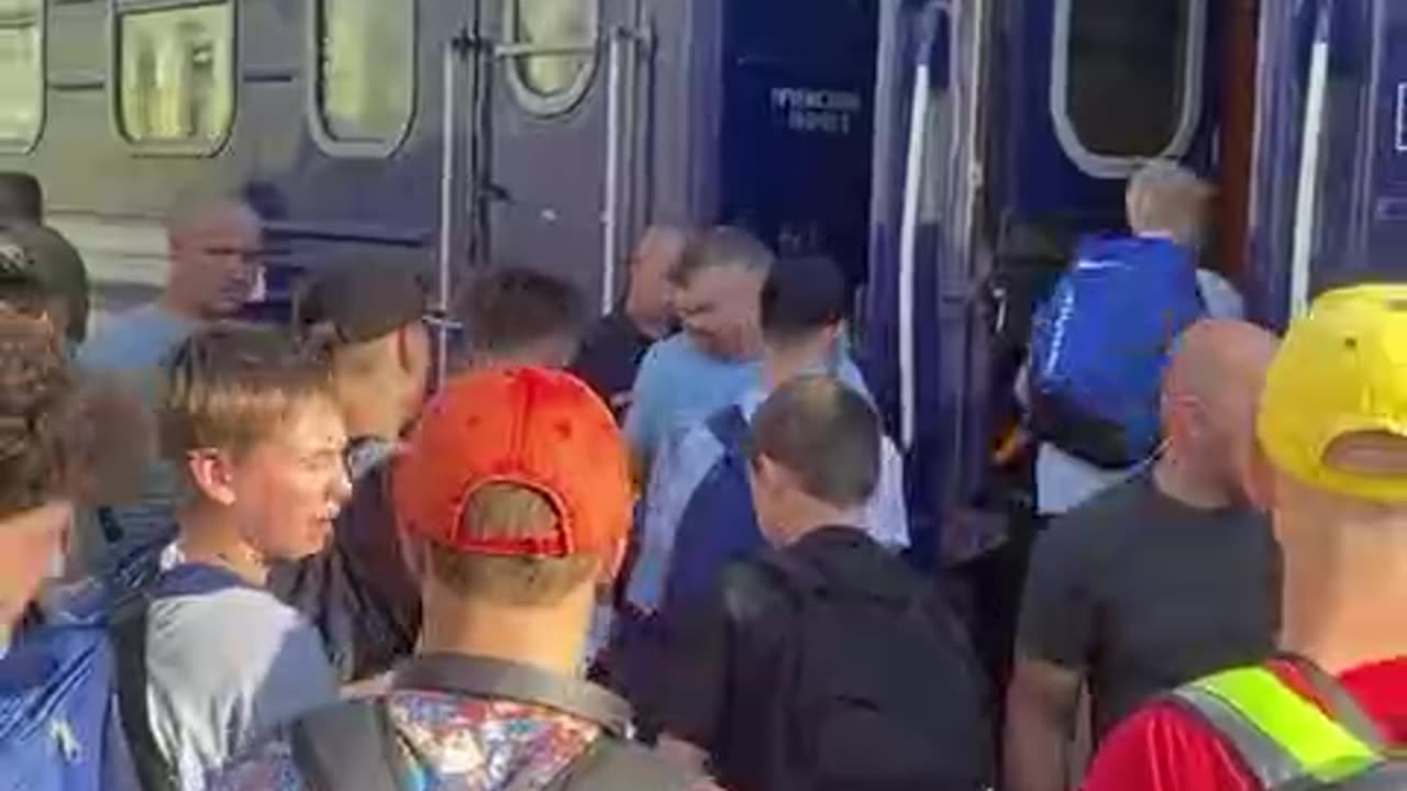 Young Ukrainians continue to leave their country en masse