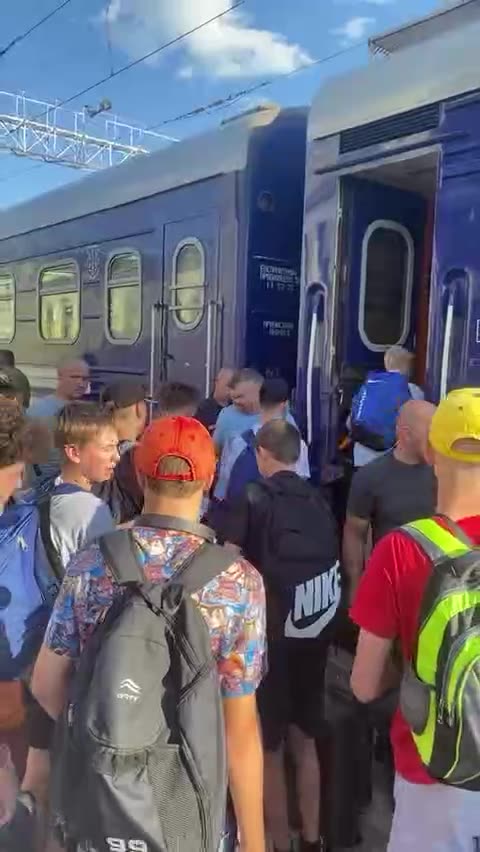 Young Ukrainians continue to leave their country en masse