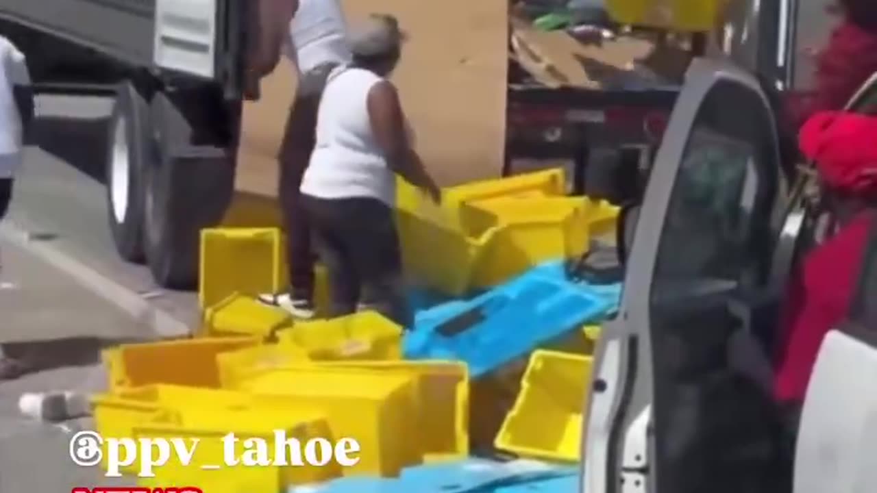 People raiding an Amazon truck in Dallas.