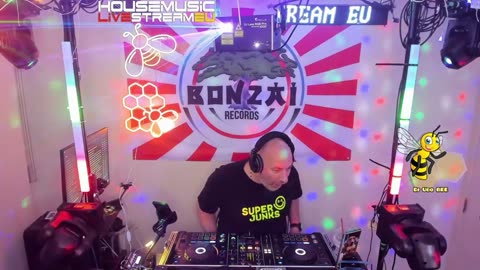 Udo Bee, mixing Houseclassics. Saturday 10.05.2025