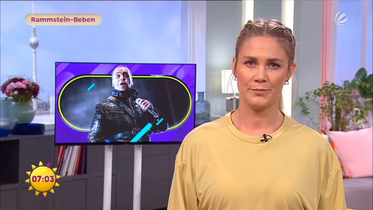 Alina Merkau sexy legs SAT!1