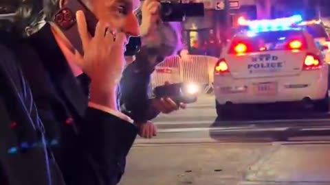 Priceless: Police in New York stops Macron's car, because the street is closed for Trump's convoy.