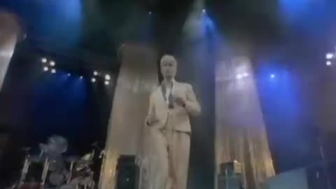 David Bowie - Modern Love (1983)