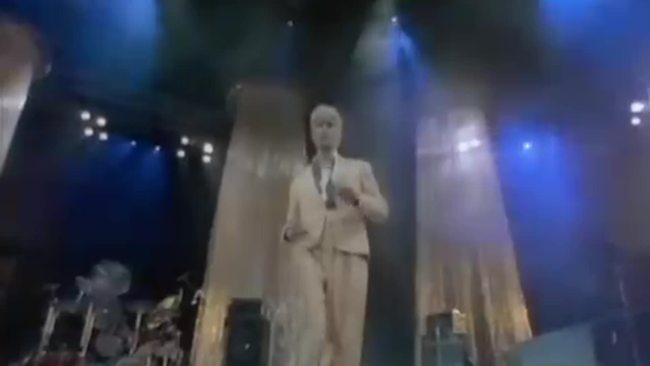 David Bowie - Modern Love (1983)