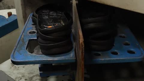 How We Create Comfortable Men's Black Sandals: A Manufacturing Tour