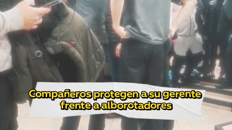 Empleados defienden a su gerente de gamberros en local de comida rápida