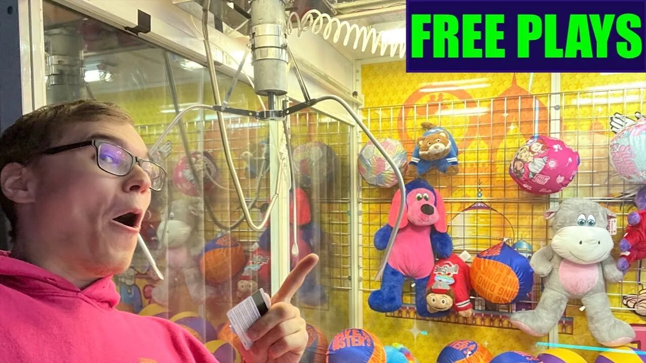 GIANT CLAW MACHINE GIVES OUT FREE PLAYS!