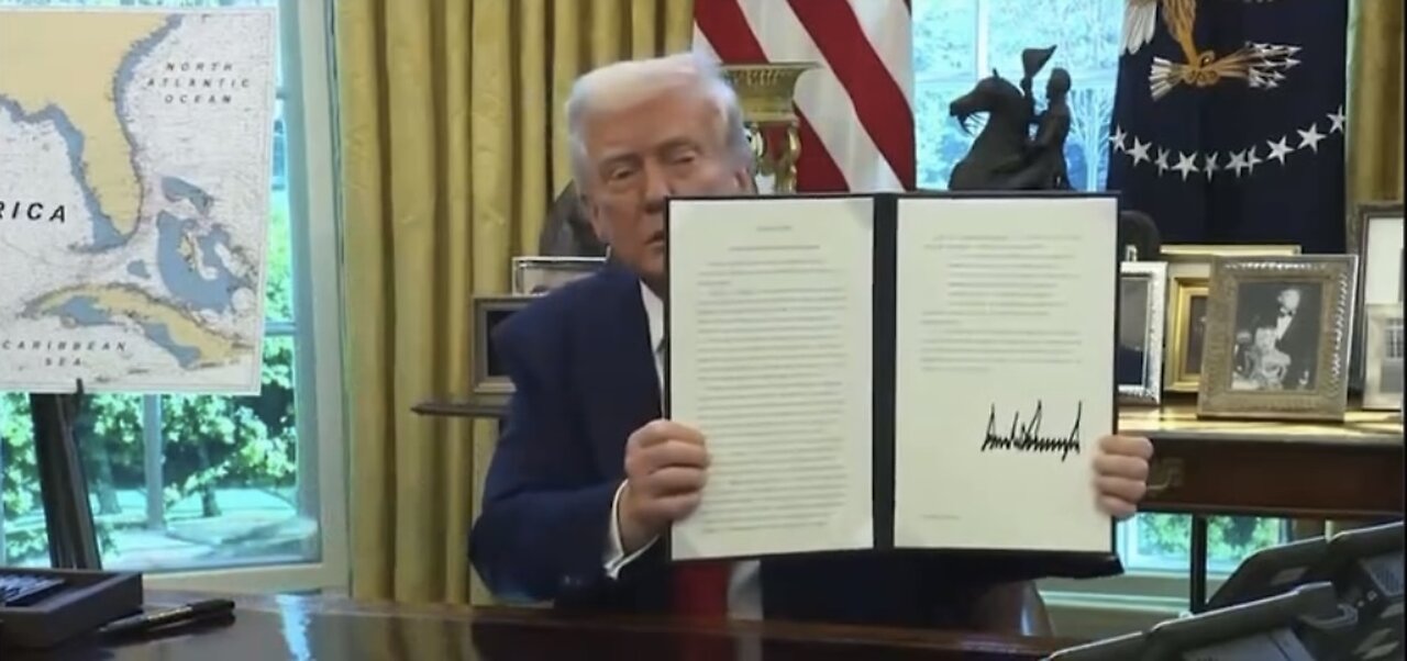 TRUMP❤️🇺🇸🥇🪽🕺SIGNS IMPORTANT EXECUTIVE ORDER🤍🇺🇸🏅🪽📜✍️IN THE OVAL OFFICE💙🇺🇸🏅🪽🏛️⭐️