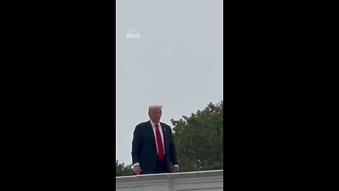 Trump goes on a stroll on the White House roof President trump
