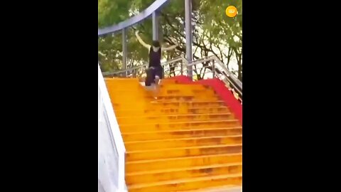 Stair skating exhibition accidentally fell down to push-ups exercise.