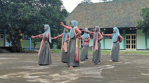 LATIHAN TARI KEMBANG GOYANG