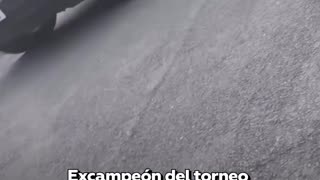El hombre más fuerte del mundo persigue a un coche tras altercado