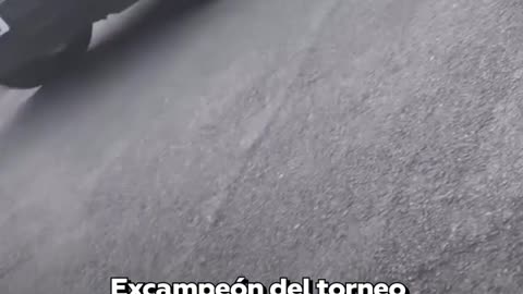 El hombre más fuerte del mundo persigue a un coche tras altercado