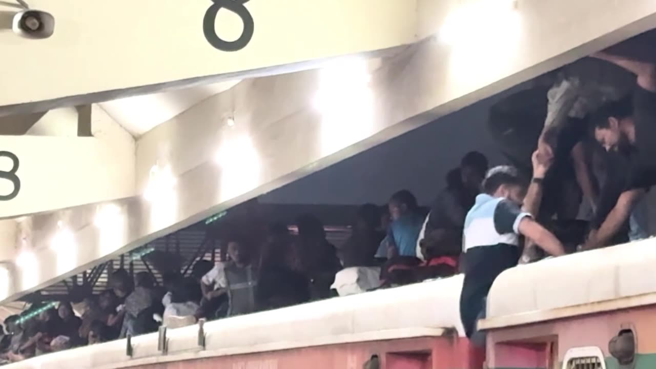 Así es como ciudadanos de Bangladés van a visitar a sus familias en otra ciudad