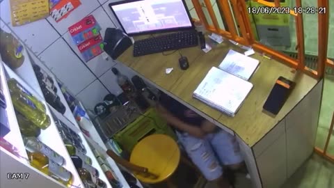 Liquor Store Owner Fights Back During Robbery in Salvador and Chases Off Criminals