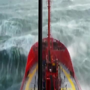 Monster waves recorded 😱😱