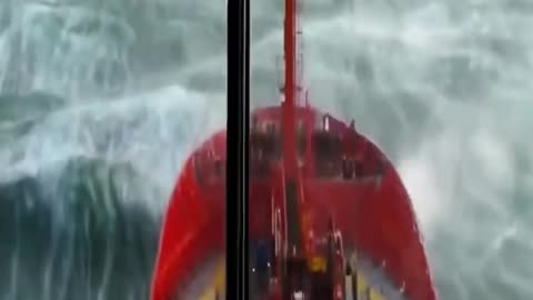 Monster waves recorded 😱😱