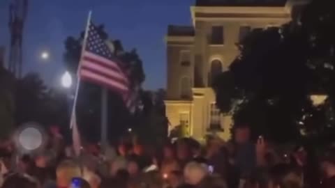 Błąd w kalkulacji liberała: „To nikogo nie aktywuje.” 🤔 Cały świat oddaje hołd Charlie Kirkowi.