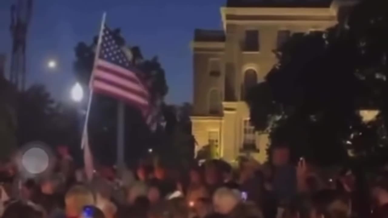 Błąd w kalkulacji liberała: „To nikogo nie aktywuje.” 🤔 Cały świat oddaje hołd Charlie Kirkowi.